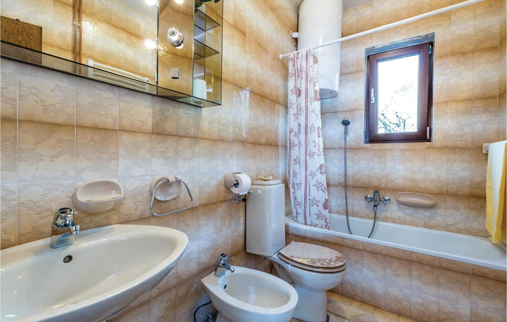 2 Bedroom Lovely Apartment In Lovran Ngoại thất bức ảnh