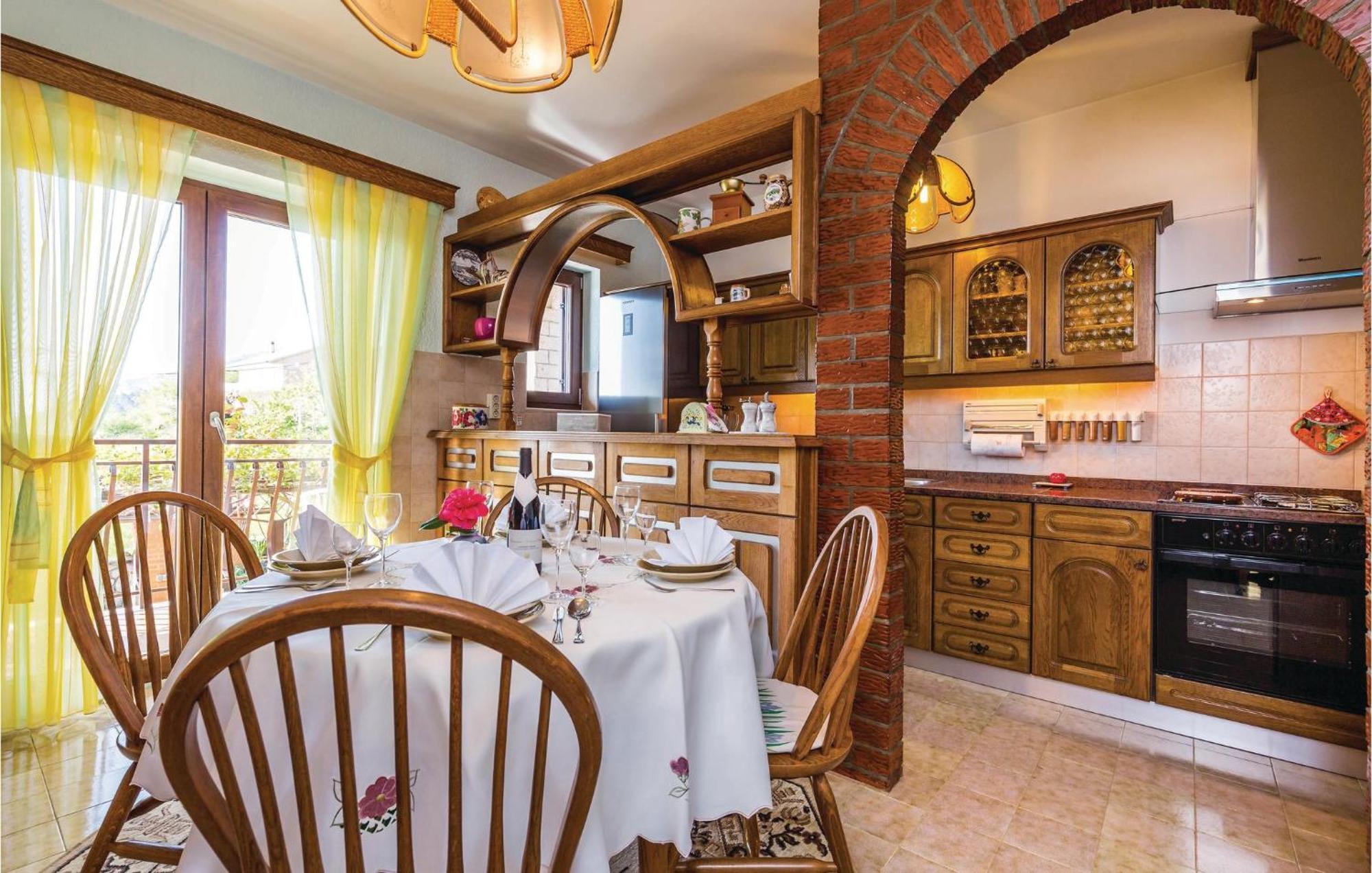 2 Bedroom Lovely Apartment In Lovran Ngoại thất bức ảnh